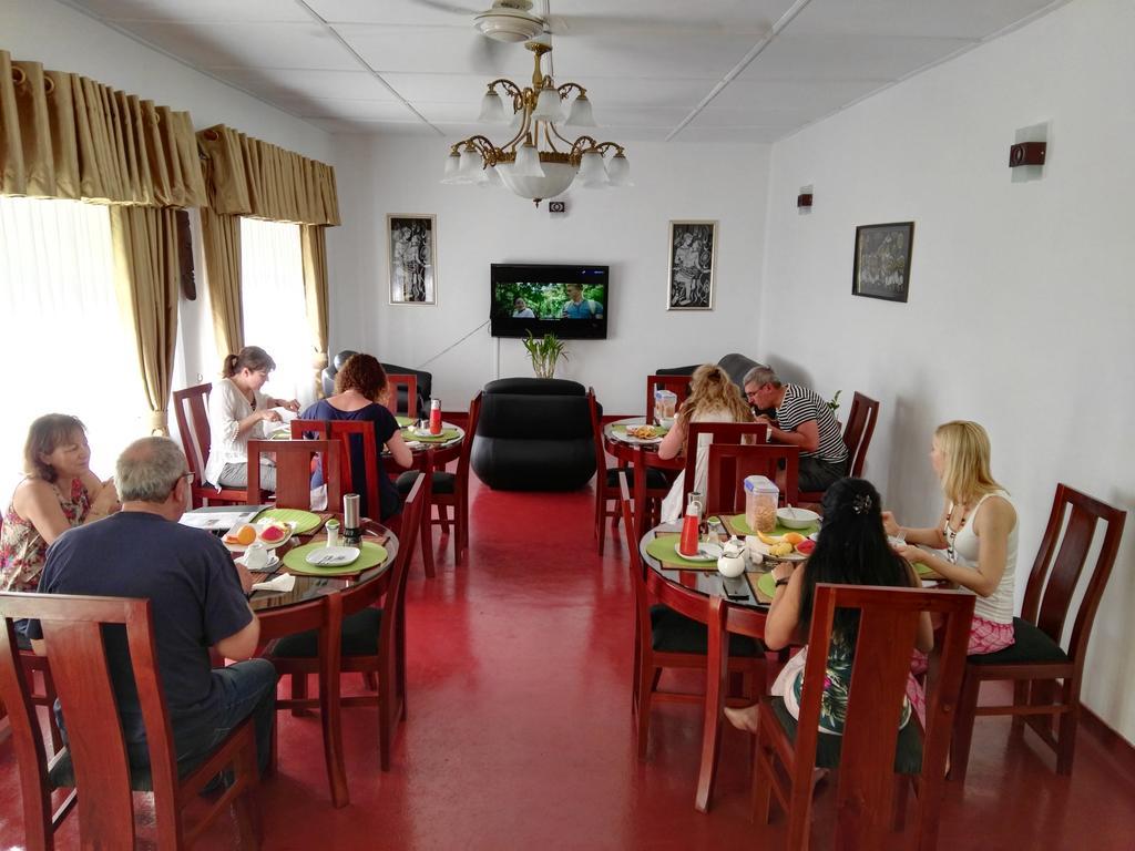 Anna Shanthi Villa Канди Екстериор снимка